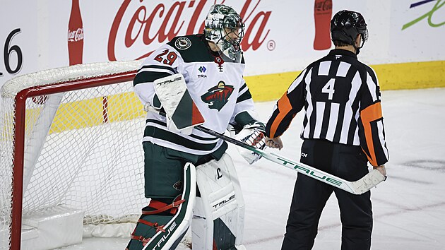 Brank Minnesoty Marc-Andre Fleury hovo s rozhodm bhem utkn proti Calgary.