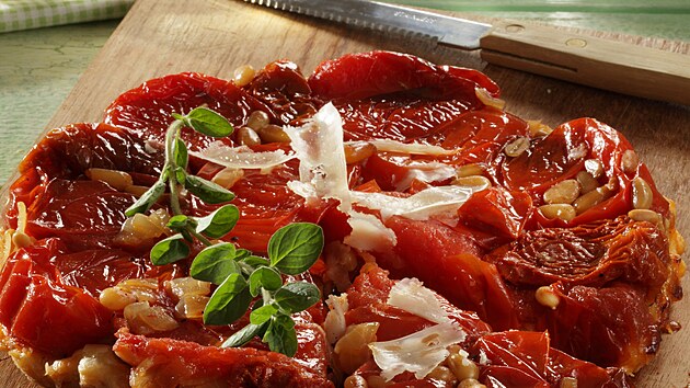 Obrácený kolá s rajaty a cibulí