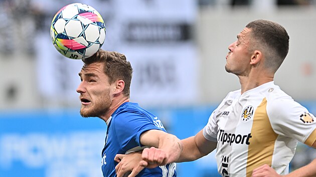 Josef Ko�eluh si na hlav� zpracov�v� m��.