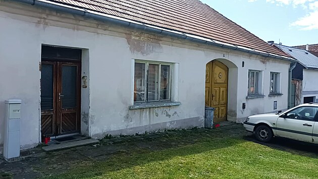 Ped domem ve Vlachov Bez, kde k tragdii dolo, ho svky.