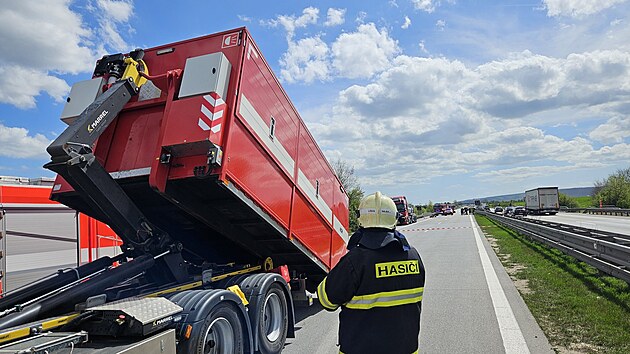 Hasii odstrauj z dlnice D2 tekutou sru uniklou z cisterny. (16. dubna 2025)