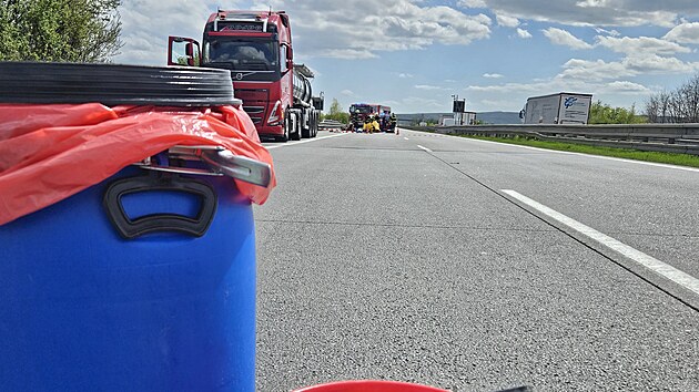 Hasii odstrauj z dlnice D2 tekutou sru uniklou z cisterny. (16. dubna 2025)