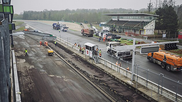 Na brnnskm Masarykov okruhu opravuj povrch zvodn drhy, aby odpovdal poadavkm MotoGP. Nroky na technick stav drhy jsou velmi psn, nerovnosti povrchu nesm peshnout dva milimetry na tyi metry tveren.