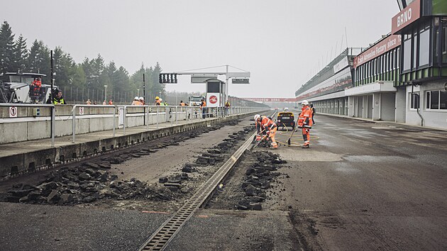 Na brnnskm Masarykov okruhu opravuj povrch zvodn drhy, aby odpovdal poadavkm MotoGP. Frzovnm bude odstranno 14 tisc tun asfaltu z celkov plochy 82 tisc tverench metr.