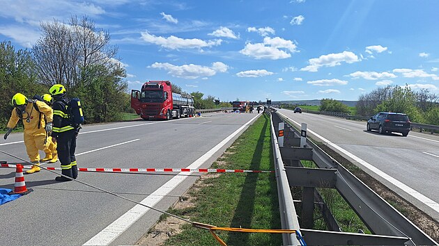 Provoz na D2 ve smru na Brno ochromil nik tekut sry z cisterny a nsledn tragick nehoda dodvky a dvou nkladnch aut. (16. dubna 2025)