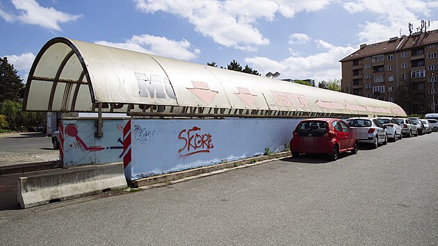 Podzemn gare v Brn za Lunkami se rozkldaj na ploe 4 500 metr tverench a me v nich stt 168 aut. U roky vak svmu elu neslou.
