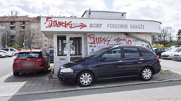 Podzemn gare v Brn za Lunkami se rozkldaj na ploe 4 500 metr tverench a me v nich stt 168 aut. U roky vak svmu elu neslou.