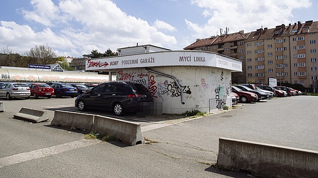 Podzemn gare v Brn za Lunkami se rozkldaj na ploe 4 500 metr tverench a me v nich stt 168 aut. U roky vak svmu elu neslou.