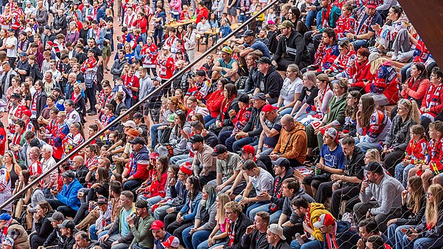 Do arelu Automatickch mln pilo podpoit pardubick hokejisty v prvnm finle extraligy proti brnnsk Komet nkolik stovek fanouk. (17. dubna 2025)