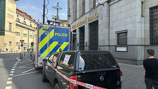 Policist podali cvien v budov esk nrodn banky. (14. dubna 2025)