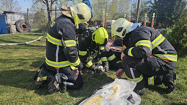 Liberet hasii zasahovali ve stedu dopoledne u hocho bytu v libereckm Hornm Rodole. Z nj se vas evakuovali tyi lid. Koku, kter se nadchala zplodin, zachrnili pomoc kyslku. (16. 4. 2025)