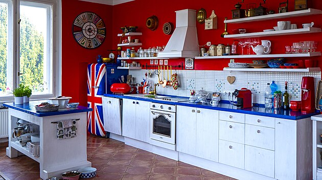 Kuchy� v selsk�m stylu dopl�uj� zaj�mav� modern� detaily.