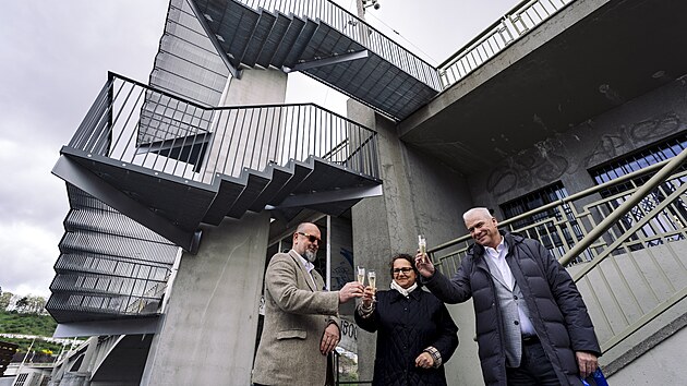 Slavnostn� otev�en� nov�ho schodi�t� ke �tef�nikovu mostu. P�sku st��hali: starostka Prahy 1 Terezie Radom��sk� (TOP 09), radn� pro dopravu Prahy 1 Vojt�ch Ryvola (GEN, d��ve ANO), Richard Bure� (ODS).