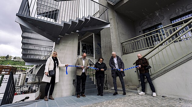 Slavnostn oteven novho schodit ke tefnikovu mostu. Psku sthali: starostka Prahy 1 Terezie Radomsk (TOP 09), radn pro dopravu Prahy 1 Vojtch Ryvola (GEN, dve ANO), Richard Bure (ODS).