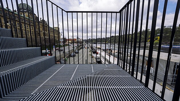 Slavnostn� otev�en� nov�ho schodi�t� ke �tef�nikovu mostu. P�sku st��hali: starostka Prahy 1 Terezie Radom��sk� (TOP 09), radn� pro dopravu Prahy 1 Vojt�ch Ryvola (GEN, d��ve ANO), Richard Bure� (ODS).