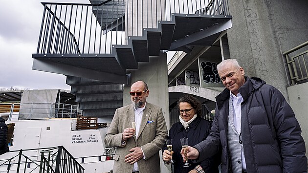 Slavnostn� otev�en� nov�ho schodi�t� ke �tef�nikovu mostu. P�sku st��hali: starostka Prahy 1 Terezie Radom��sk� (TOP 09), radn� pro dopravu Prahy 1 Vojt�ch Ryvola (GEN, d��ve ANO), Richard Bure� (ODS).