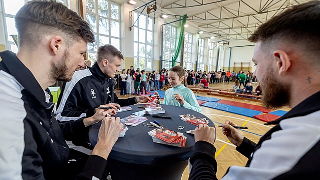 Fotbalist Slavie se podepisovali dtem.