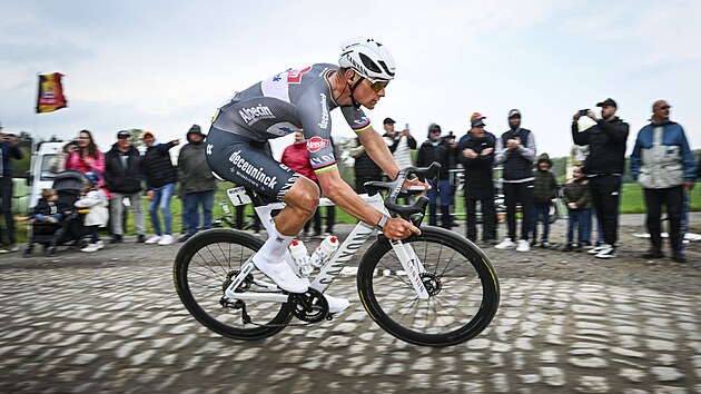 Nizozemský cyklista Mathieu van der Poel na kostkách b�hem klasiky...