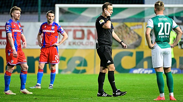 Rozhod�í Luká� Nehasil b�hem utkání Bohemians - Plze�, kdy domácím na...