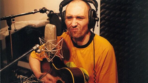 Zpvk Mario Feinberg na historickm snmku pi zkouce kapely Narvan.