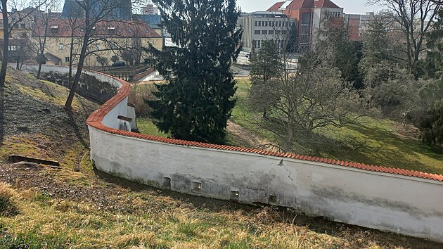 Pesn poloha ppadn branky v hradbch pardubickho zmku zatm nen jasn. (16. dubna 2025)