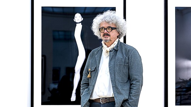Fotograf Tono Stano. V pozad jedna z jeho nejslavnjch fotografi Smysl. (15. dubna 2025)