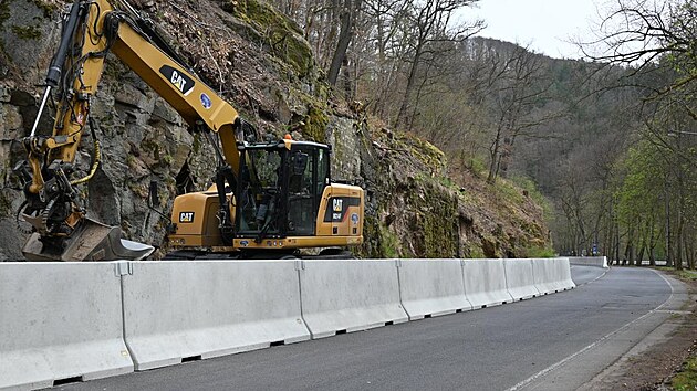 Provoz ve Slovensk� ulici v Karlov�ch Varech m�sto obnov� pravd�podobn� za��tkem kv�tna. Do t� doby chce radnice alespo� provizorn� sanovat sesunut� svah.