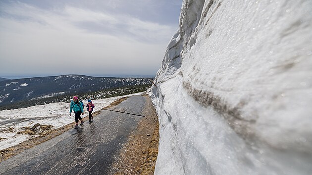 Cyklisté a pěší turisté si i přes silný vítr užívají výlet okolo Luční boudy v...