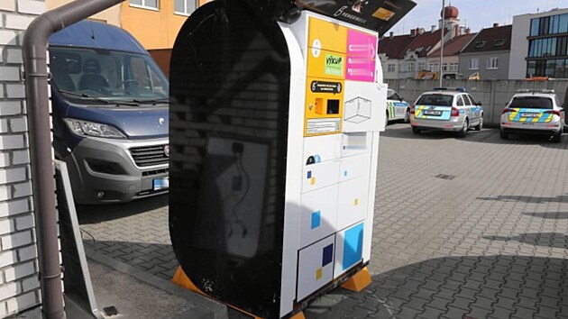 Zlodji se nedostali k obsahu vdejnho boxu pidlem, napodruh se ho proto rozhodli naloit cel do dodvky a odvzt.