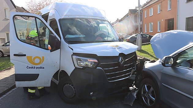 idika potovn dodvky nedala pi odboovn pednost protijedoucmu autu a oba vozy se pot srazily.