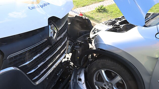 idika potovn dodvky nedala pi odboovn pednost protijedoucmu autu a oba vozy se pot srazily.