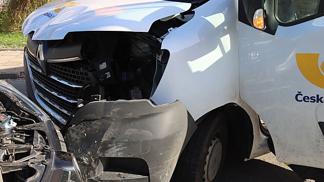 idika potovn dodvky nedala pi odboovn pednost protijedoucmu autu a oba vozy se pot srazily.