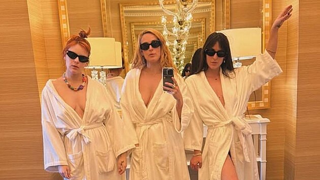Rumer Willis (36) a jej� sestry Scout (33) a Tallulah (31) se st�le koupou spole�n� a �asto sp� v jedn� posteli se svou m�mou, here�kou Demi Moore.