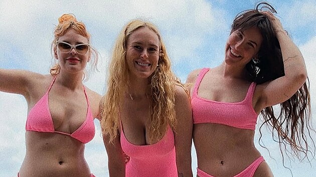 Rumer Willisov� (36) a jej� sestry Scout (33) a Tallulah (31) se st�le koupou spole�n� a �asto sp� v jedn� posteli se svou m�mou, here�kou Demi Moore.