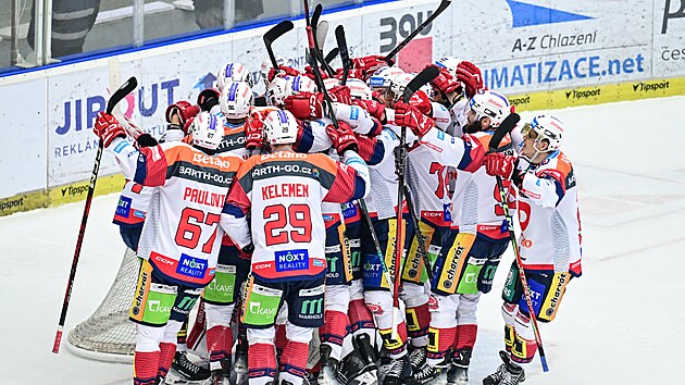 Pardubi�tí hokejisté oslavují postup do finále extraligy.