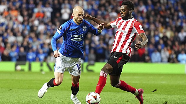 Kdelnk Rangers Vclav ern (vlevo) se sna obehrt Iakiho Williamse z...