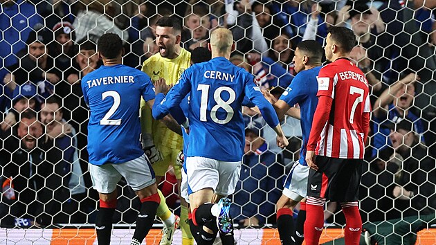 Hrá�i Rangers b�í za gólmanem Liamem Kellym, který práv� chytil penaltu v...