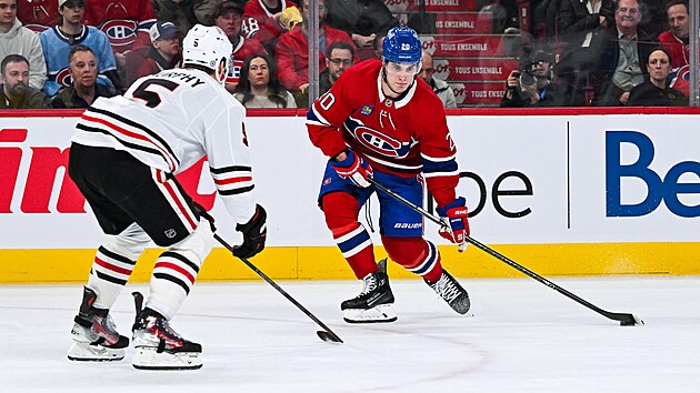Juraj Slafkovsk� (20) z Montreal Canadiens si chyst� st�elu na br�nu Chicago Blackhawks, br�n� Connor Murphy.