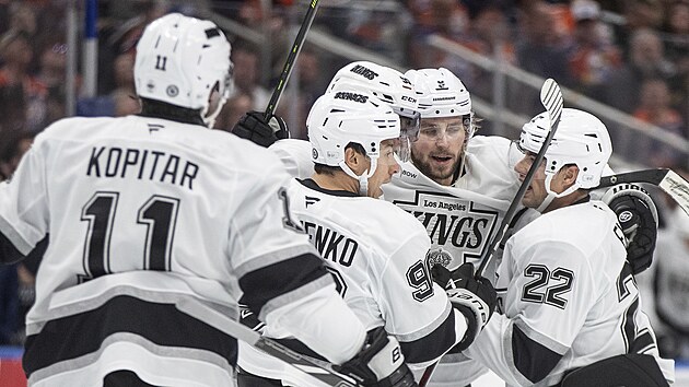 Adrian Kempe (9) slav� se spoluhr��i z Los Angeles Kings sv�j g�l.