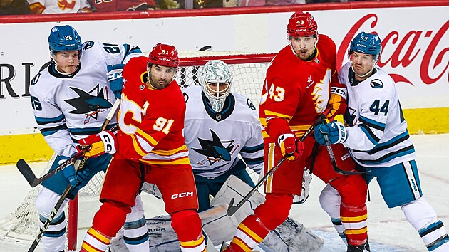Nazem Kadri (91) a Adam Klapka (43) z Calgary Flames p�ed br�nou San Jose Sharks.
