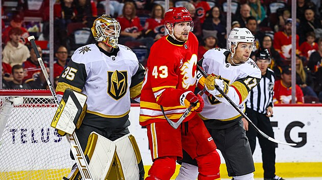 Adam Klapka (43) z Calgary Flames p�ed bránou Vegas Golden Knights