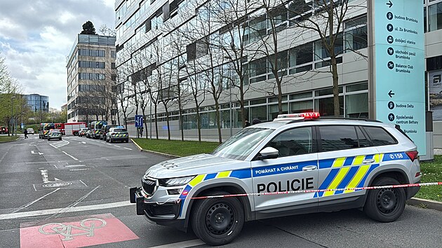Policie vyjela k bankovnmu domu na Brumlovce kvli vhruce vbunm zazenm. (15. dubna 2025)