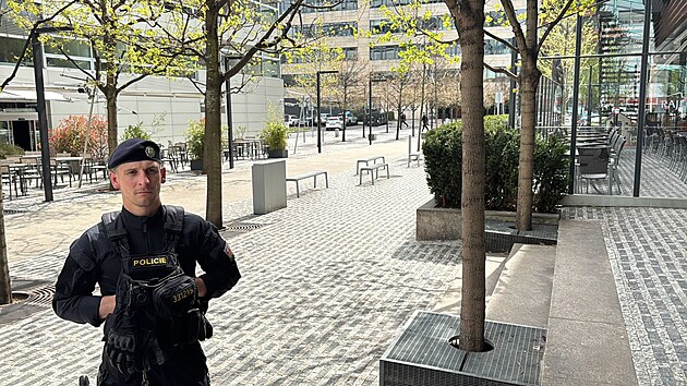 Policie vyjela k bankovnmu domu na Brumlovce kvli vhruce vbunm zazenm. (15. dubna 2025)