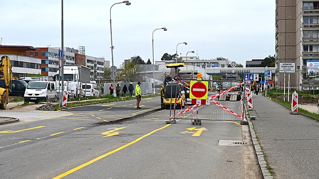 Vjezd ze Zborovsk ulice k hlavn brn Fakultn nemocnice Hradec Krlov je zaven kvli rekonstrukci kiovatky Mileta. (16. dubna 2025)