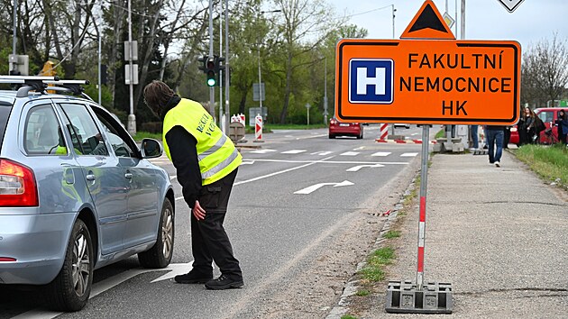 Vjezd ze Zborovsk ulice k hlavn brn Fakultn nemocnice Hradec Krlov je zaven kvli rekonstrukci kiovatky Mileta. (16. dubna 2025)