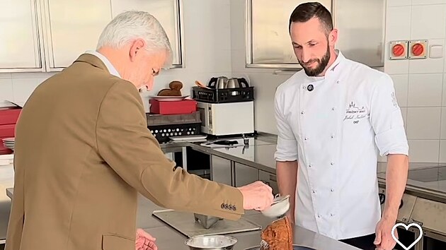 „Voní celý Hrad.“ Prezident vyrazil do velikonoční kuchyně a pocukroval beránka