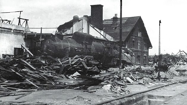V noci na 17. dubna 1945 dopadaly bomby z vce ne dvou stovek bombardr na seaovac a hlavn ndra v Plzni.