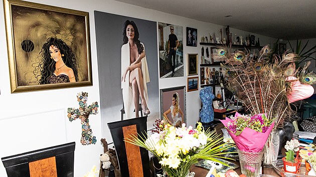 Na st�n�ch jsou portr�ty pan� domu.