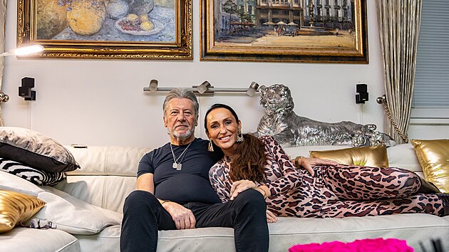 St�edobodem ob�vac�ho pokoje je pohodln� seda�ka.