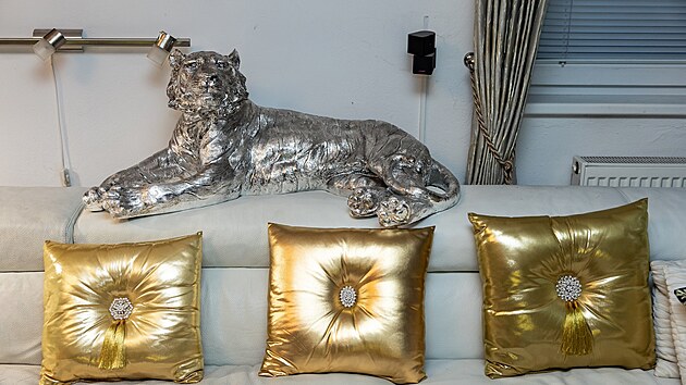 Man�el� miluj� luxus, hlavn� kdy� se v�e leskne a t�pyt�. 